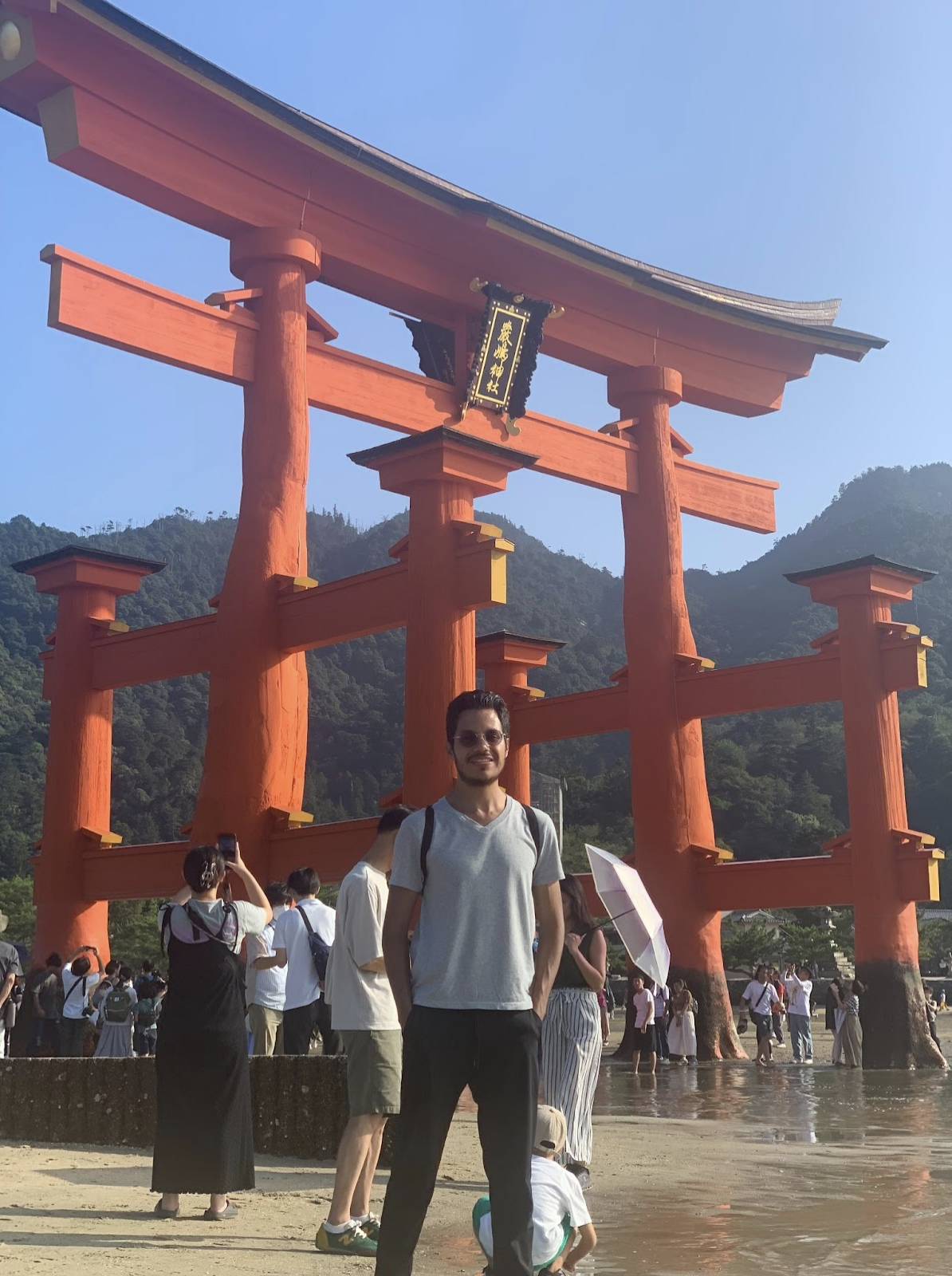 Tori o portal de Miyajima, Prefectura de Hiroshima, Japón